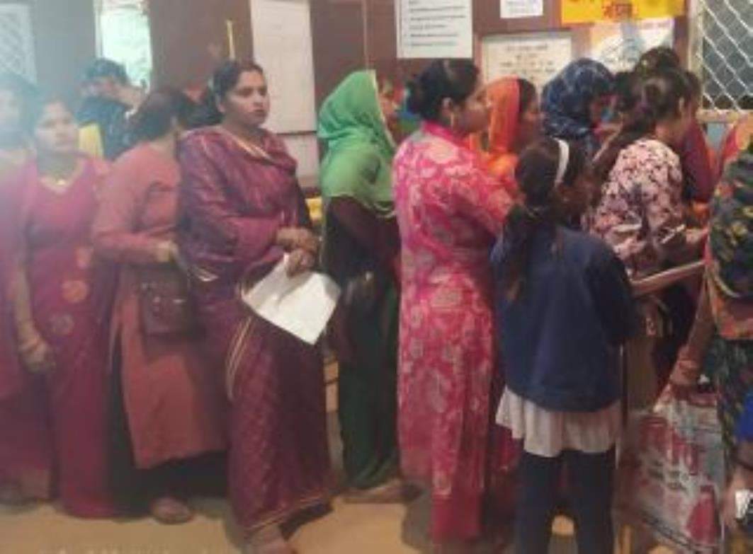 दवा लेने के लिए लगी काउंटर पर लगी महिलाओं की लाइन। 