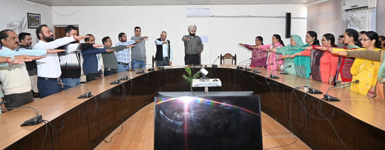 On National Resolution Day, employees took the oath of unity and integrity.