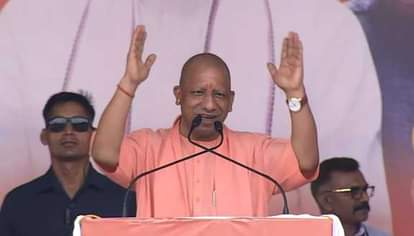 उत्तर प्रदेश के मुख्यमंत्री मंच पर भाषण देते हुए