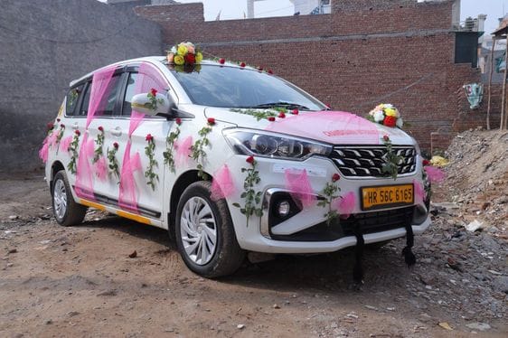 Crowds at flower shops during wedding season