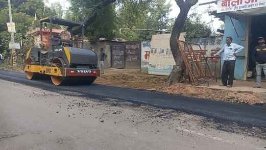 Road improvement work worth 134 lakh rupees on Kanheli Approach Road has gained momentum.