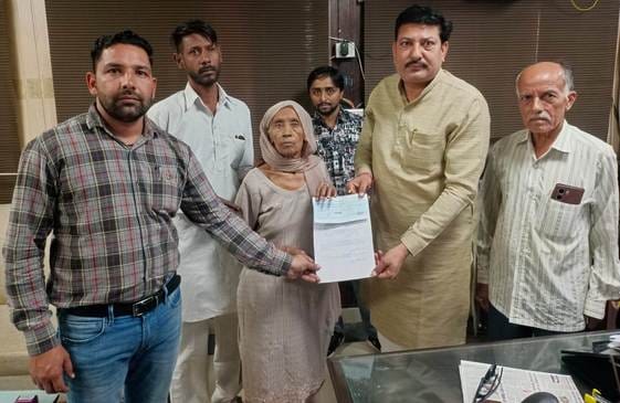 The Sarpanch handed over a cheque of Rs 75,000 grant to Mahendri Devi.