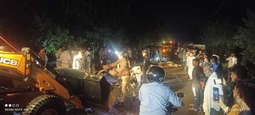 Siddharthnagar News : 60 sheep die after being crushed by truck, child rescues herders