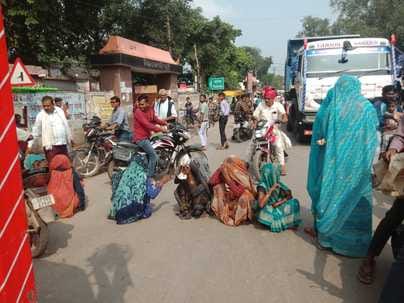 Farmers hurt by not getting fertilizer blocked the road