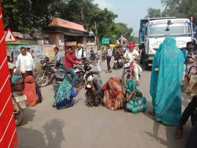 फोटो - 06 बांदा-फतेहपुर राजमार्ग पर बैठ महिला किसान। संवाद