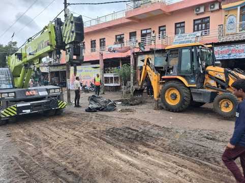 Encroachment removed from the highway, altercation with shopkeepers