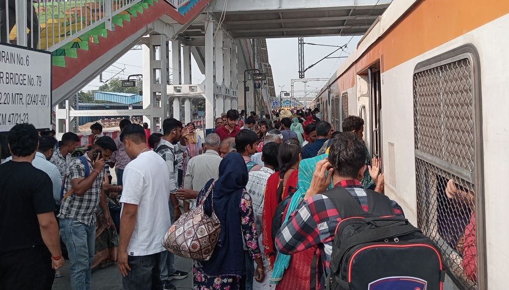 Sant Nirankari congregation begins... trains overcrowded, many passengers travelling standing