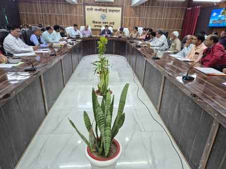 Instructions for filling potholes on roads were given in the meeting of Udyog Bandhu.