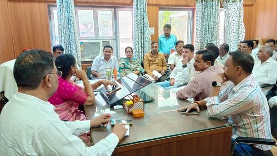 The meeting was postponed after a heated argument between the councillors and the EO.