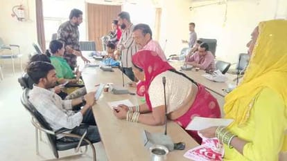 फतेहाबाद के नगर परिषद कार्यालय में दीनदयाल लाडो लक्ष्मी योजना के लिए आवेदन करते कर्मचारी। संवाद