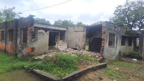 The dilapidated roof of the Panchayat fell on two children, their condition is critical.
