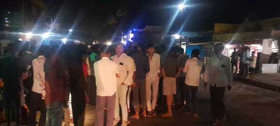 घटना स्थल पर लगी लोगों की भीड़