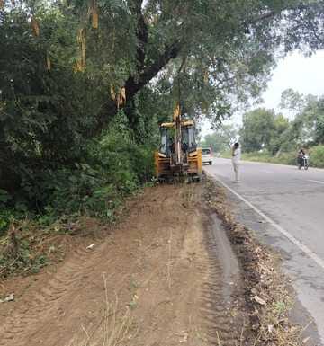 Cleaning of bushes started along the Lakhimpur-Paliya road