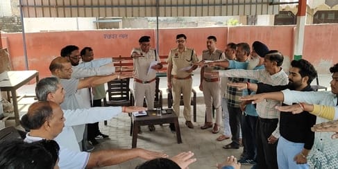 The station in-charge held a meeting with medical store operators, appealing them not to sell drugs