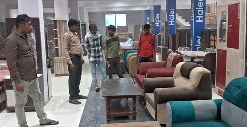 Before the wedding season, the furniture market is back in full swing, with increased crowds