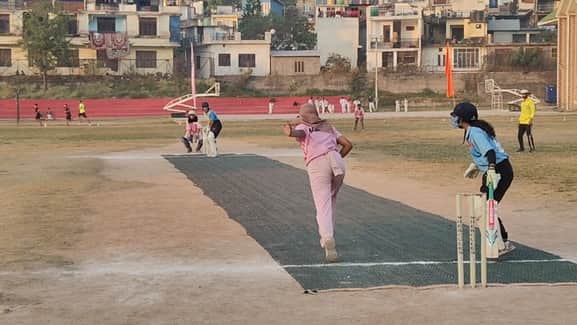 पुंछ में लड़कियों के अंतर 19 वर्ष आयू वर्ग के फाईनल में बल्लेबाजी करते डोडा के खिलाड़ी