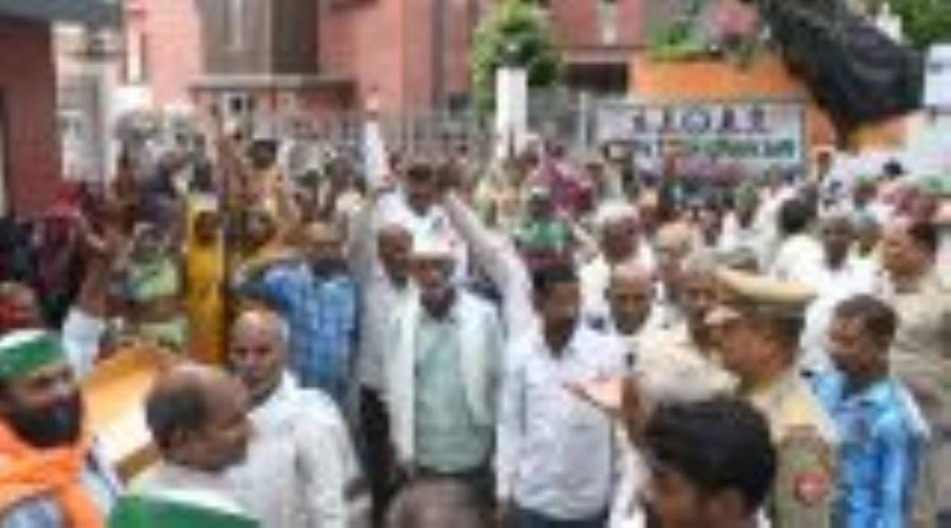 Farmers surrounded the commissioner's office to get the platform allotted.
