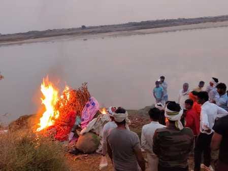 agra news pinahat crimation