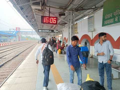 Bihar elections cause increased rush in trains, local commuters suffer