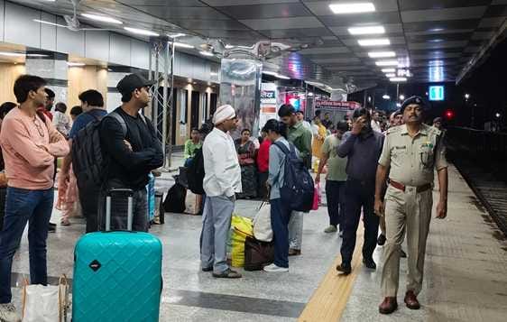 No confirmed tickets on Delhi-Mumbai trains for the next fortnight