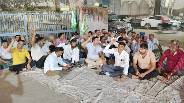 Farmers staged a sit-in protest against the SHO.