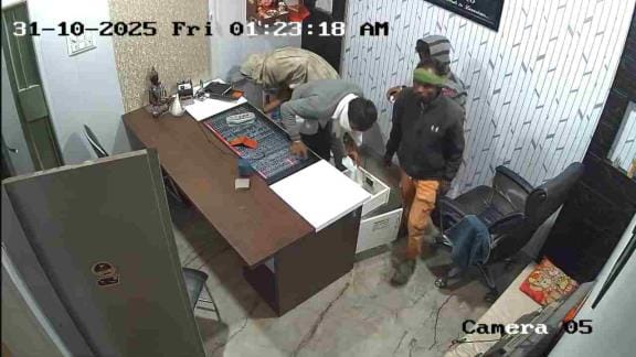 Goods worth lakhs stolen from warehouse and house in Tara Nagar, thieves caught on CCTV