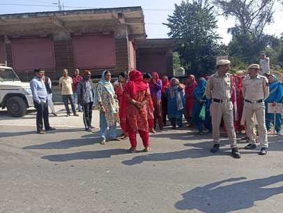 Women locked the liquor shop and protested by blocking the road.