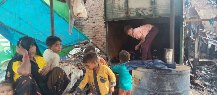 Loss of lakhs due to fire in shop