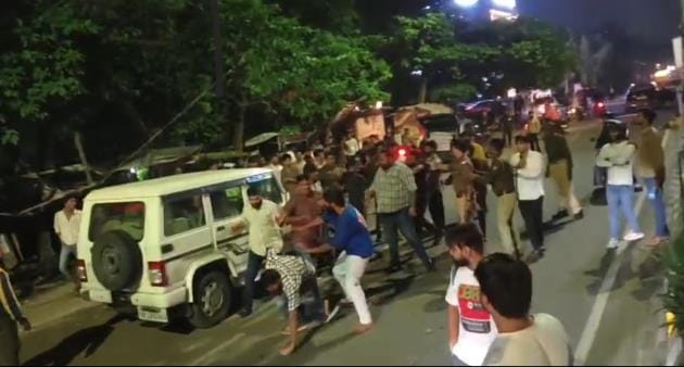 Two groups clashed in front of the police, eight arrested