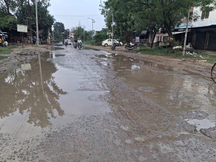 Road caves in in Babhanan, risk of accident due to waterlogging