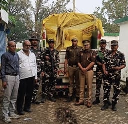 Siddharthnagar News : 91 bags of urea seized crossing border