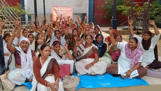 Asha workers demonstrated to resolve their problems.