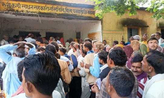 Farmers standing in line since 3 am did not get fertilizer, there was uproar