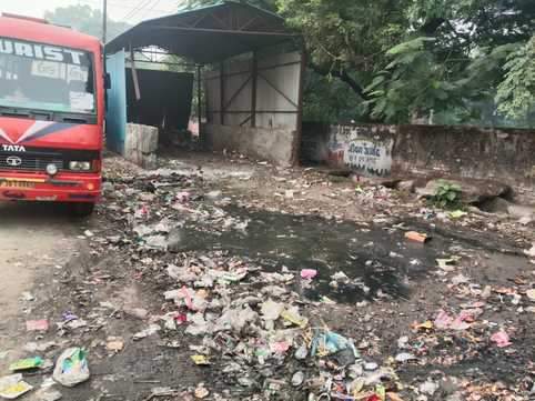 फोटो 20: घंटाघर रोड पर कूड़ाघर और पास में फैला कूड़ा। संवाद