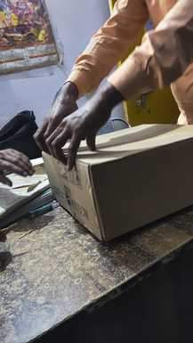 फोटो-29-सीएचसी हरपालपुर में बाईपैप मशीन दिखाने के लिए गत्ता खोलता कर्मचारी। संवाद