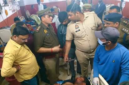 फोटो-45- इमरजेंसी वार्ड में घायल से पूछताछ करती पुलिस। संवाद