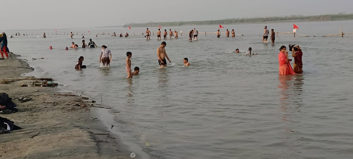 A wave of faith surged at the Ganga Ghat, the fair became the centre of attraction.