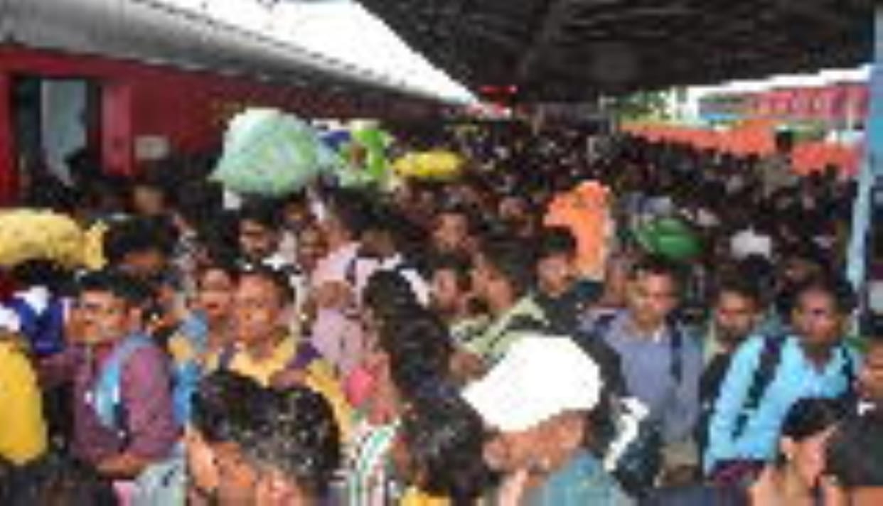 Gorakhpur News: Waited for eight hours and then stood in a long line...did not get a seat