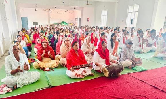 Devotees raised slogans by blowing conch shells during the Maha Aarti.