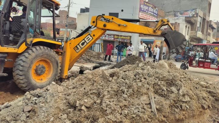 The main drinking water line at Hanuman Gate Chowk caused the National Highway to collapse due to leakage.