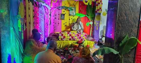 The devotees were mesmerized by the image of Balkrishna in the tableau.
