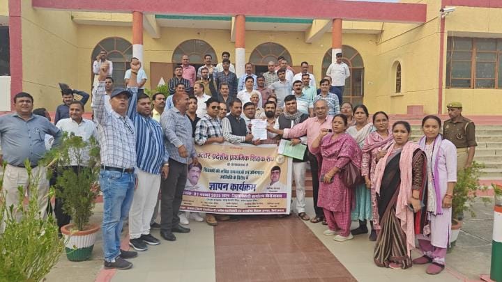 Teachers submitted a memorandum against online attendance.