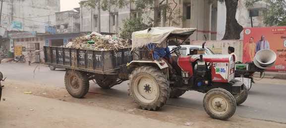 Despite the CM's orders, garbage is being transported in open vehicles.