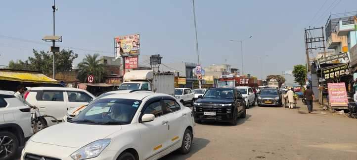 कांधला में शामली बागपत मार्ग पर शादी के चलते जाम में फंसे वाहन। संवाद