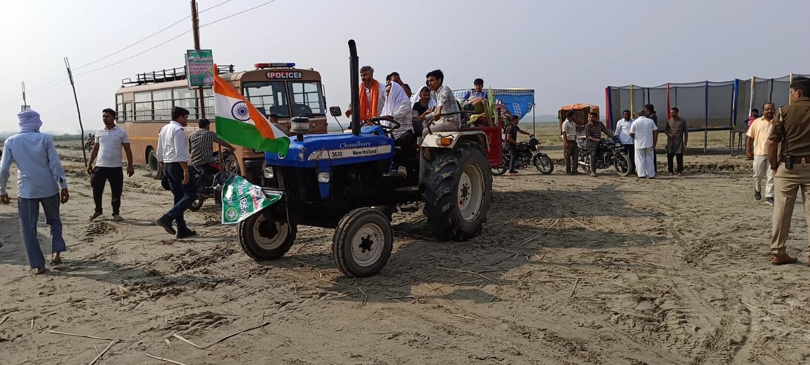 A flood of devotees gathered at the Makhdoompur fair.