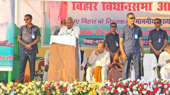 चुनावी सभा को संबोधित करते नीतीश कुमार