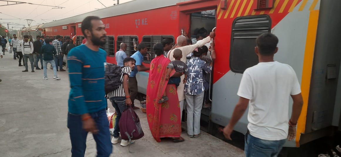 Due to Kartik Purnima and Parikrama fair, there was an increase in the crowd in Bhatni passenger train.