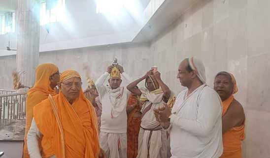 The Siddhchakra Vidhan destroys the sins of many births.