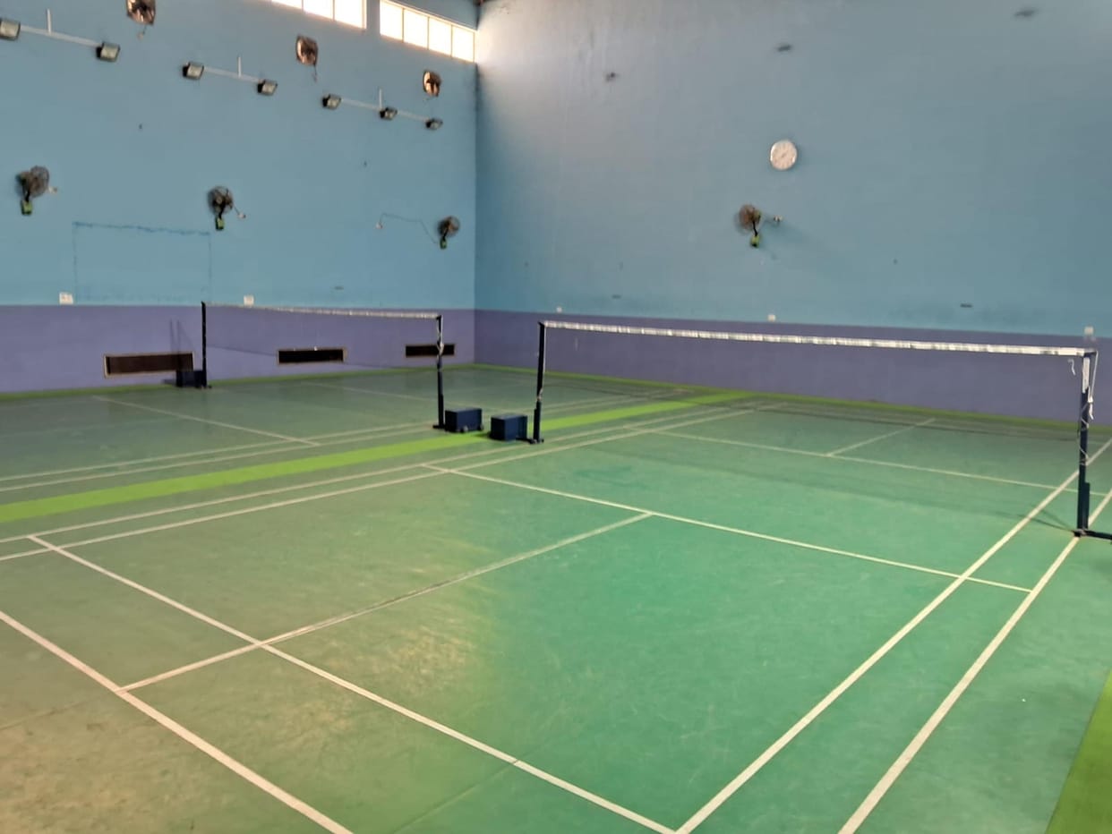 As soon as the coach is found, the players keep improving on the badminton court for many days.
