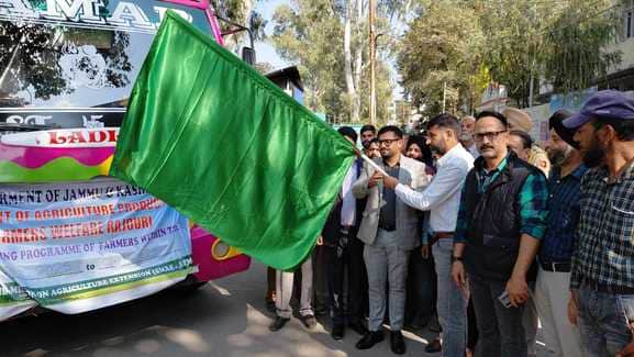 राजोेरी के किसान के तहत जम्मू के दो दिवसीय प्रशिक्षण दौरे पर रवाना फोटो स्रोत संवाद